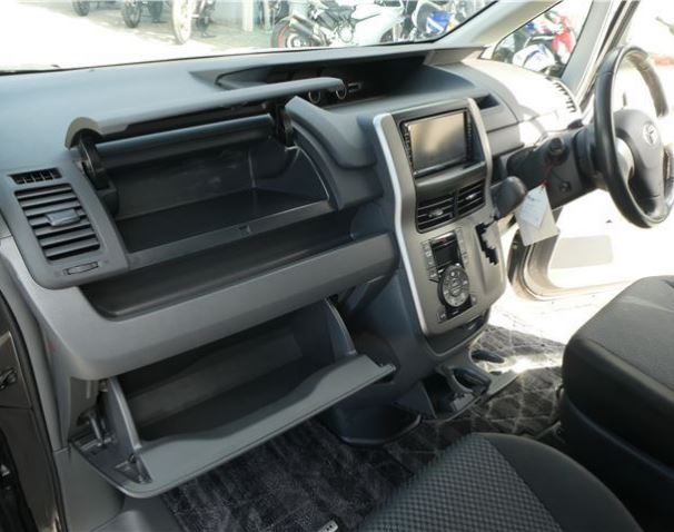 2010 Toyota Noah SI